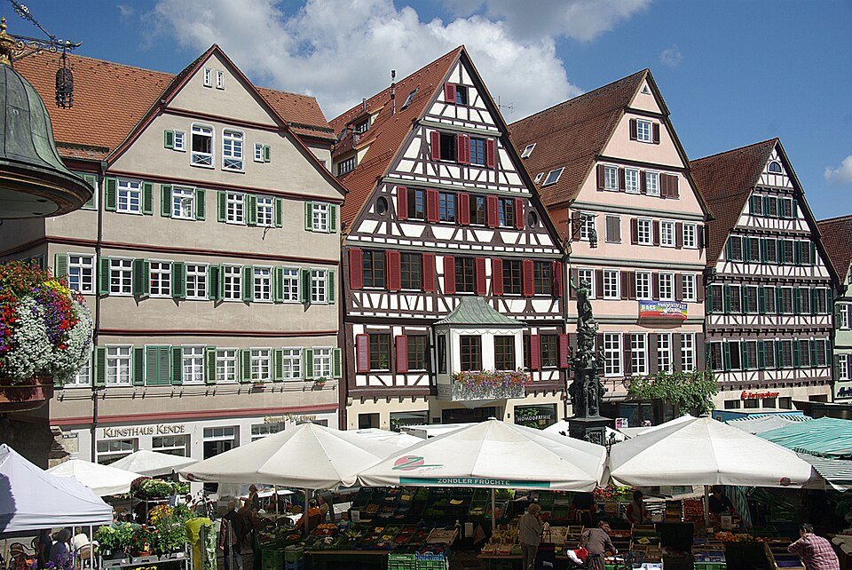 Belebter Marktplatz in Tübingen – idealer öffentlicher Treffpunkt für eine sichere Übergabe beim Verkauf über Kleinanzeigen