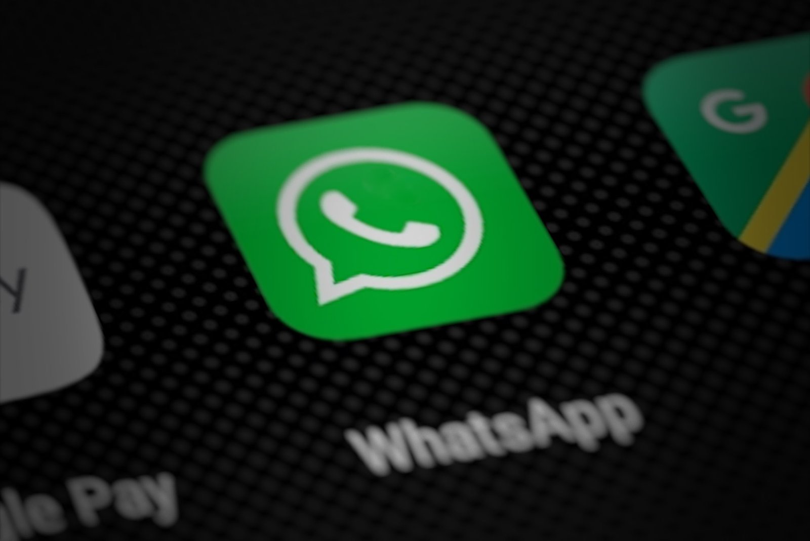 Hand hält Smartphone mit WhatsApp-Symbol auf dem Bildschirm – Warnung vor WhatsApp-Betrug bei Kleinanzeigen durch gefälschten Support